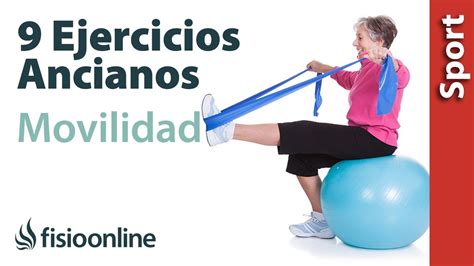Persona mayor realizando ejercicios de movilidad asistidos por un cuidador