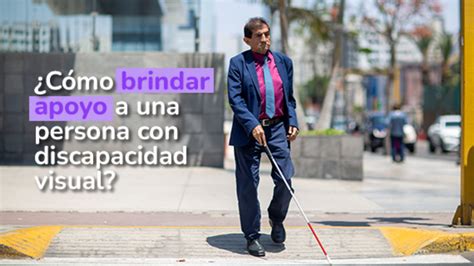 fotografía de una persona mayor con discapacidad visual siendo asistida