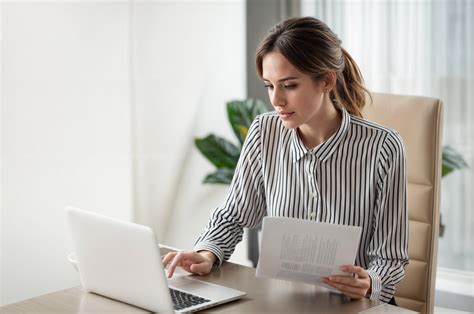 Foto de documentos esenciales para la postulación a un ELEAM