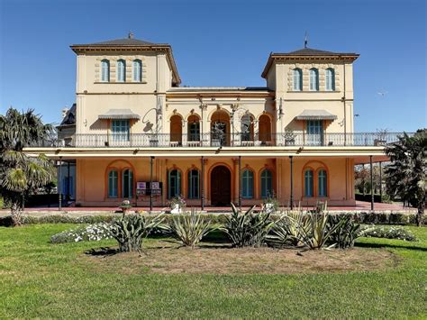Fotografía de una casona amplia con jardines y espacios adaptados para el descanso de adultos mayores