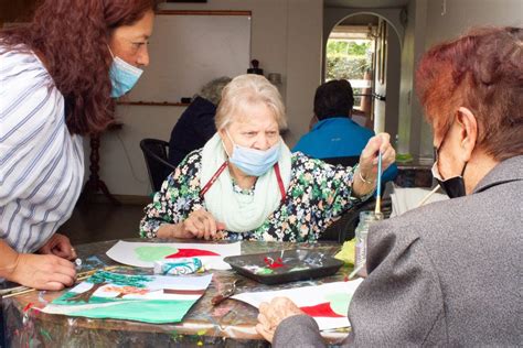 Ilustración de adultos mayores realizando actividades variadas en un entorno hogareño: ejercicio suave, lectura, juegos de mesa y conversación.