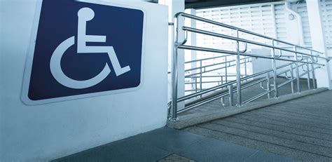 Ilustración: Espacio urbano accesible con rampas, señalización táctil y pictogramas