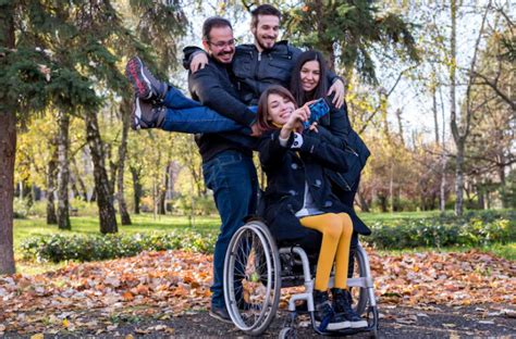 Familia interactuando y apoyando a un niño con discapacidad, con un ambiente cálido y protector.