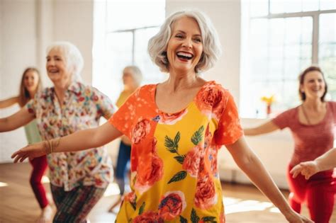 Adultos mayores bailando en una clase de baile