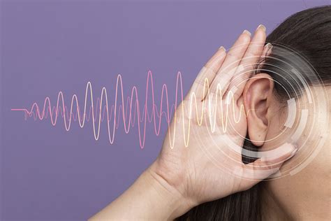 Persona mayor utilizando audífono, destacando la importancia de la audición para la calidad de vida.