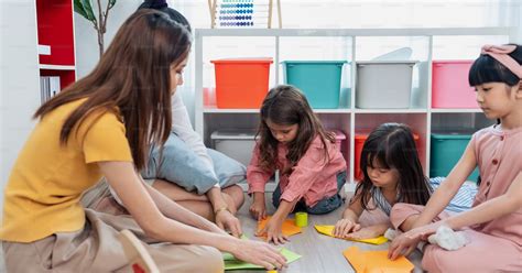 Maestra enseñando a un niño con discapacidad auditiva utilizando lengua de signos