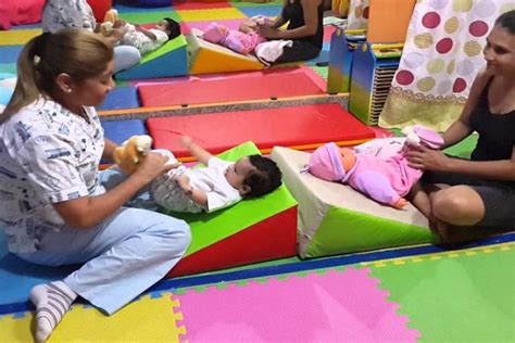 Foto: Niños participando en actividades de estimulación temprana con terapeutas