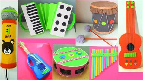 Niños creando instrumentos musicales con materiales reciclados
