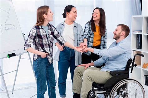 Foto de grupo de personas con y sin discapacidad interactuando en un entorno inclusivo
