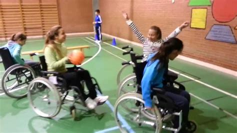 Foto de niños con diversas discapacidades practicando deportes adaptados