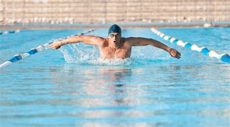 Carla Casals nadando en una piscina de competición