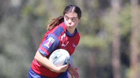 Valentina Biskupovic sonriendo con su camiseta de rugby