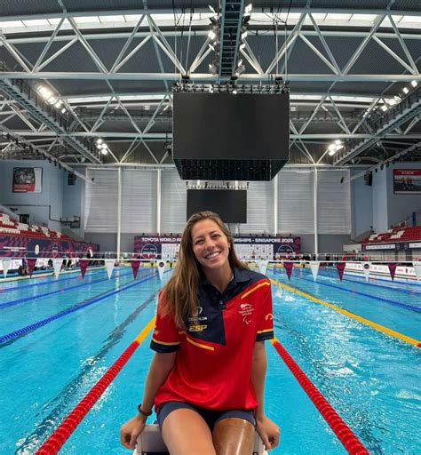 Núria Marquès en el podio de una competición de natación