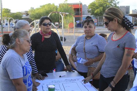Fotografía de voluntarios interactuando con residentes durante una actividad recreativa.