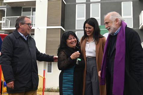 Fotografía de alcalde junto a vecinos de La Granja recibiendo ayudas técnicas