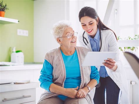 Foto: profesionales de la salud interactuando con una familia en el contexto del diagnóstico.