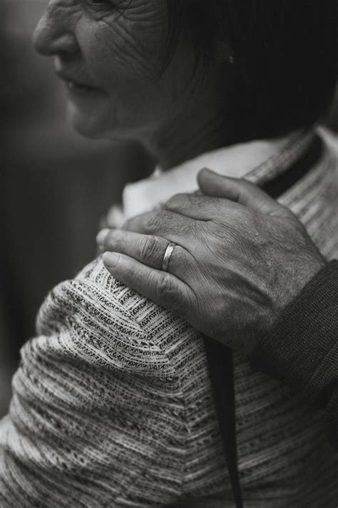 Foto: Pareja compartiendo un momento de cercanía y apoyo mutuo