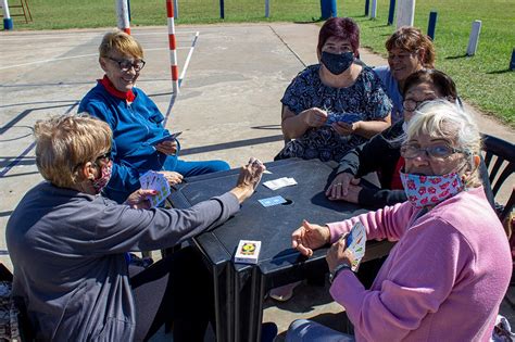 Personas mayores participando en diversas actividades sociales y recreativas