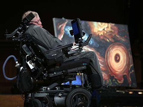 Foto de Stephen Hawking en su silla de ruedas, con una expresión reflexiva o sonriente