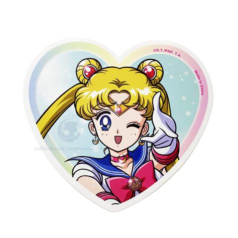 Montaje fotográfico de varios regalos exclusivos del Sailor Moon Fan Club (reloj, collar, stickers)