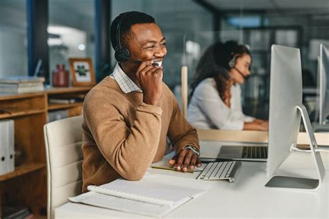 Persona utilizando un teléfono para contactar un centro de atención al cliente