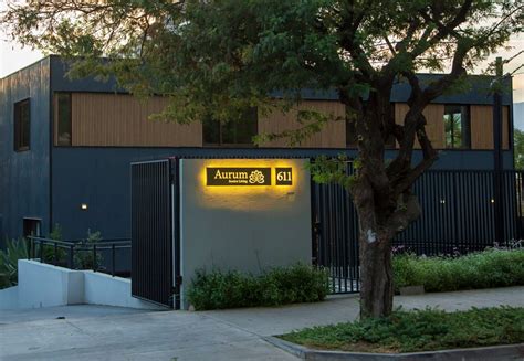 Fachada de la residencia Aurum Senior Living en Las Condes