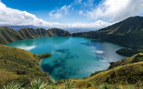 Foto de los amplios jardines y laguna en Acalis Cordillera