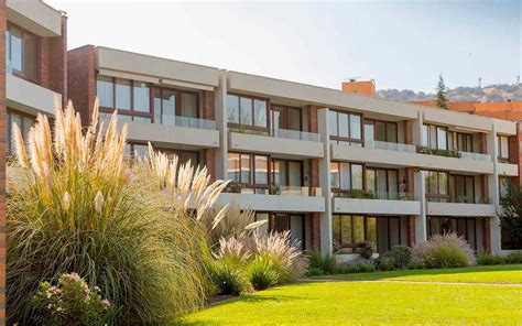 Vista exterior de Acalis Errázuriz con jardines