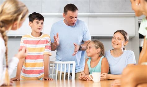 Imagen de una familia discutiendo asuntos legales