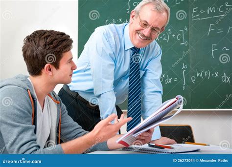 Fotografía de un profesor interactuando empáticamente con un estudiante