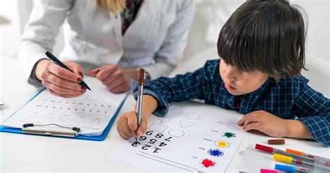 psicólogo administrando el test WISC-III a un niño en un entorno clínico
