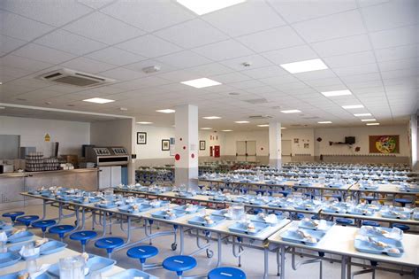 Fotografía del comedor del centro, mostrando la disposición de las mesas.