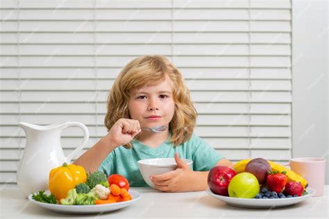 Foto de niños comiendo alimentos saludables con supervisión
