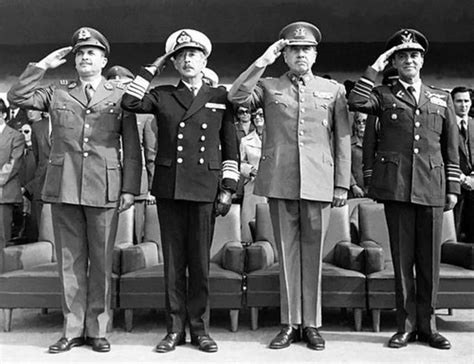 Foto de Augusto Pinochet y su equipo económico durante la dictadura militar