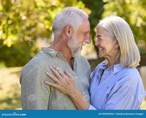 Foto de una pareja de adultos mayores caminando al aire libre