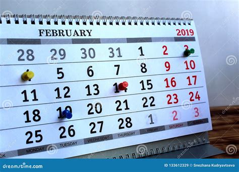Calendario con fechas importantes marcadas y un signo de interrogación