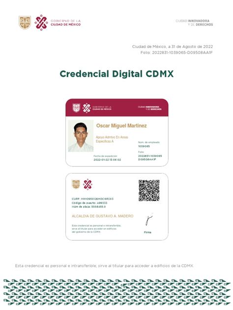 Estudiante presentando credencial digital en smartphone