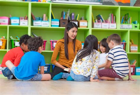 Foto de niños en una escuela especial interactuando con educadores