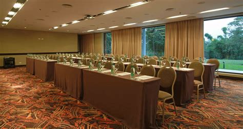 Auditorio o salón de eventos preparado para una ceremonia