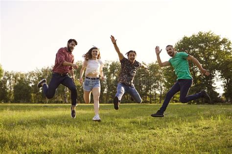 Grupo de personas divirtiéndose en un photocall con accesorios