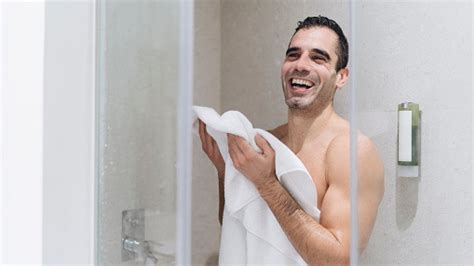 Persona mayor siendo secada con una toalla suave después del baño