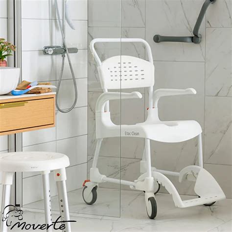 Baño adaptado con silla de ducha y agarraderas