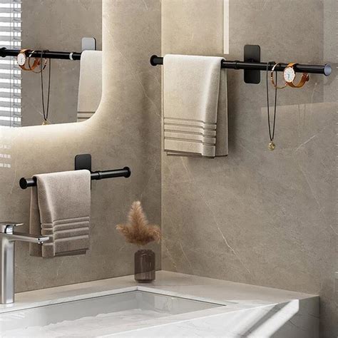 Cuidador preparando la cama para un baño, con toallas y cubetas de agua