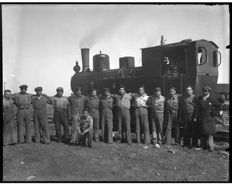 Fotografía histórica de trabajadores ferroviarios en una estación de Brasil