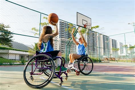 Personas en silla de ruedas participando en un balancín adaptado