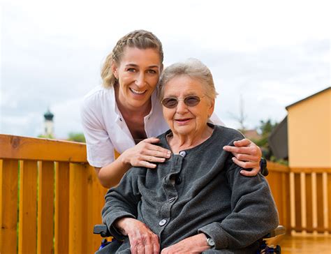 Representación de una cuidadora interactuando con una persona mayor en un hogar.