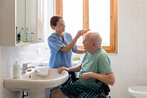 Esquema de un adulto mayor realizando actividades de higiene personal con apoyo