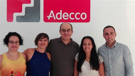 Equipo de profesionales de Fundación Adecco orientando a empresas