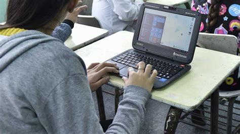 Don Felipe trabajando en una computadora prestada.