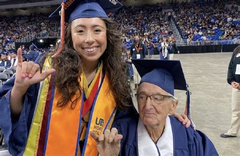 Foto de Rene Neira y su nieta Melanie Salazar graduándose juntos.